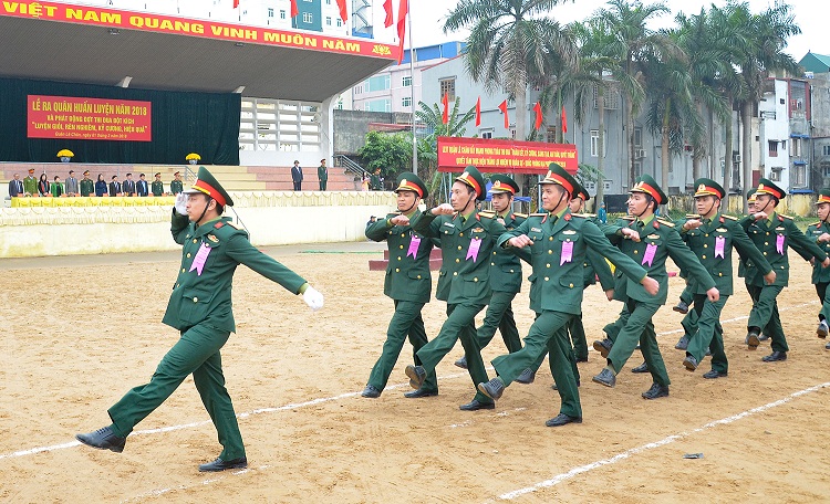 C&aacute;c đơn vị LLVT, d&acirc;n qu&acirc;n tự vệ tham gia diễu h&agrave;nh. Ảnh: Trung Ki&ecirc;n