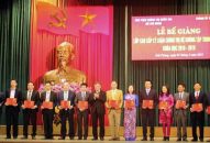 Trao bằng tốt nghiệp 90 học viên lớp Cao cấp Lý luận J88 com the gioi đỉnh cao hệ K67 B12