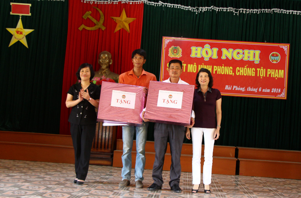 Tặng quà các điển hình tái hòa nhập cộng đồng