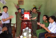 CATP thăm, tặng quà các gia đình chính sách nhân dịp 27-7