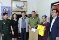 Đoàn ĐBQH thành phố tặng quà các gia đình chính sách tại quận Ngô Quyền