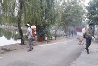Phường Gia Viên: Phun hóa chất diệt côn trùng tại hồ Tiên Nga và tuyến mương Đông Bắc