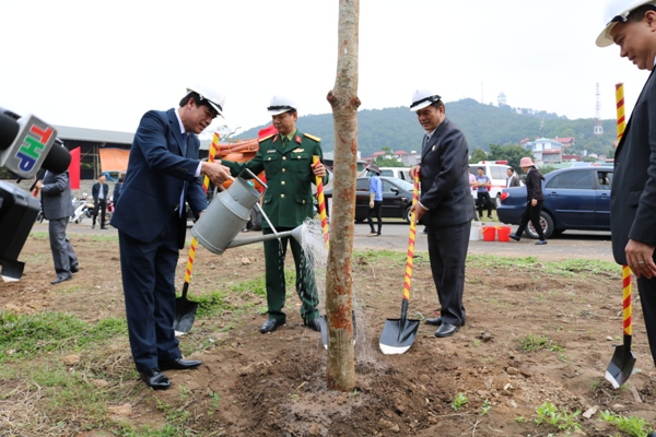 L&atilde;nh đạo địa phương hưởng ứng Tết trồng c&acirc;y