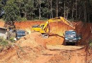 Bắt giữ 2 đối tượng khai thác đất trái phép