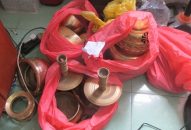 Cả nhóm cả gan vào nhà  chùa… đánh quả!