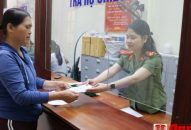 Phòng Quản lý xuất nhập cảnh CATP: Chủ động hỗ trợ người dân khai tờ khai cấp hộ chiếu điện tử