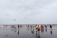 Bãi biển Đồ Sơn nước đục ngầu vẫn thu hút khách du lịch