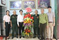Đoàn Thanh niên thành phố thăm, tặng quà cán bộ chiến sĩ tham gia chiến dịch Điện Biên Phủ