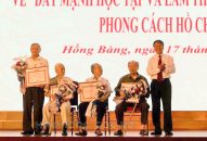 Quận ủy Hồng Bàng trao Huy hiệu Đảng đợt 19/5 và sơ kết 3 năm thực hiện Chỉ thị 05 của Bộ J88 com the gioi đỉnh cao