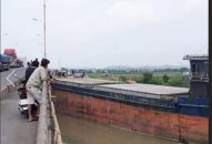 Cầu An Thái lại bị tàu thủy đâm, giao thông ùn tắc nhiều giờ