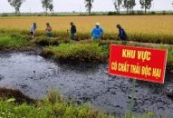 Xác định nghi phạm đổ trộm chất thải gây bỏng một người dân