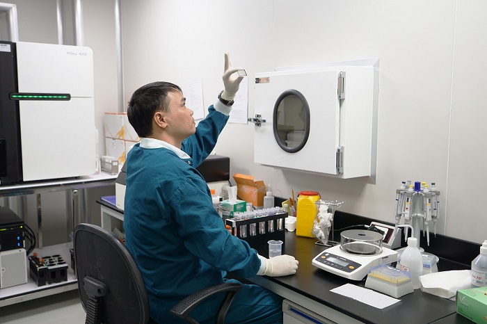 chuyên gia của Viện nghiên cứu Tế bào gốc - công nghệ gen Vinmec trong phòng thí nghiệm