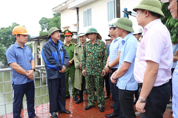 Phó Chủ tịch UBND TP Lê Khắc Nam cùng đoàn công tác kiểm tra khu vực cống Máy Điện, quận Ngô Quyền