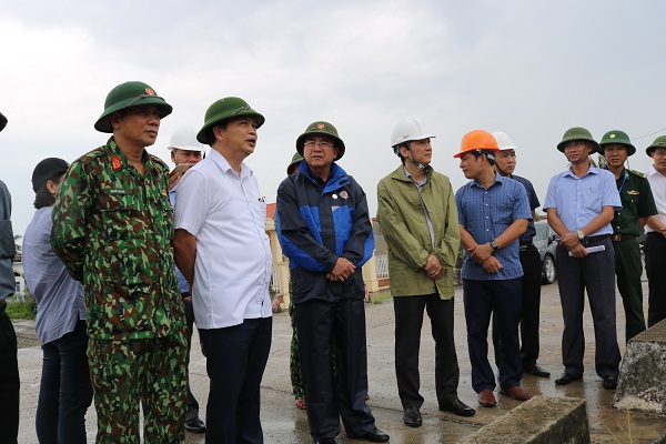 Phó Chủ tịch UBND TP Lê Khắc Nam cùng đoàn công tác kiểm tra khu vực cống Thủy Giang, quận Dương Kinh