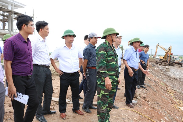 Chủ tịch UBND TP Nguyễn Văn Tùng cùng đoàn công tác kiểm tra cống Đồng Thẻo, xã Tân Trào, Kiến Thụy