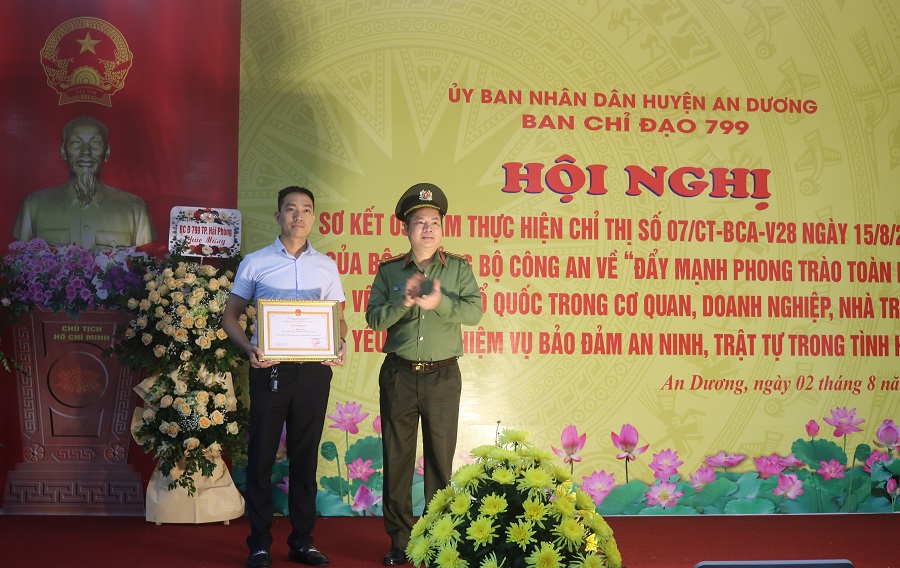 Đại tá Lê Nguyên Trường- Phó Giám đốc CATP, Phó trưởng Ban chỉ đạo 799 thành phố tặng giấy khen của Giám đốc CATP cho cá nhân có thành tích tiêu biểu trong thực hiện Chỉ thị số 07 