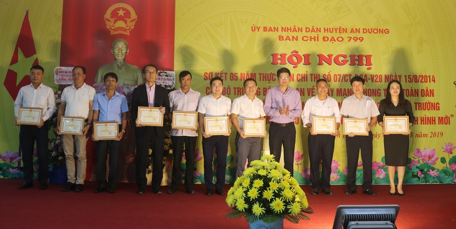 Đồng chí Lê Anh Quân- Bí thư Huyện ủy, Chủ tịch UBND huyện trao giấy khen tặng các tập thể, cá nhân có thành tích tiêu biểu trong thực hiện Chỉ thị số 07 