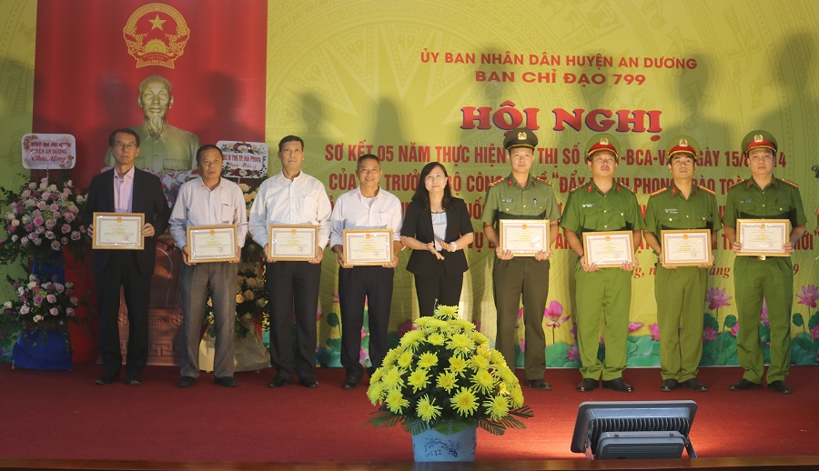 Đồng chí Trần Thị Bích Ngọc- Phó Bí thư Thường trực, Chủ tịch HĐND huyện trao giấy khen tặng các tập thể, cá nhân có thành tích tiêu biểu trong thực hiện Chỉ thị số 07 