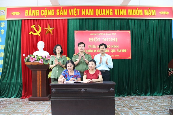 Các đại biểu ký giao ước thi đua