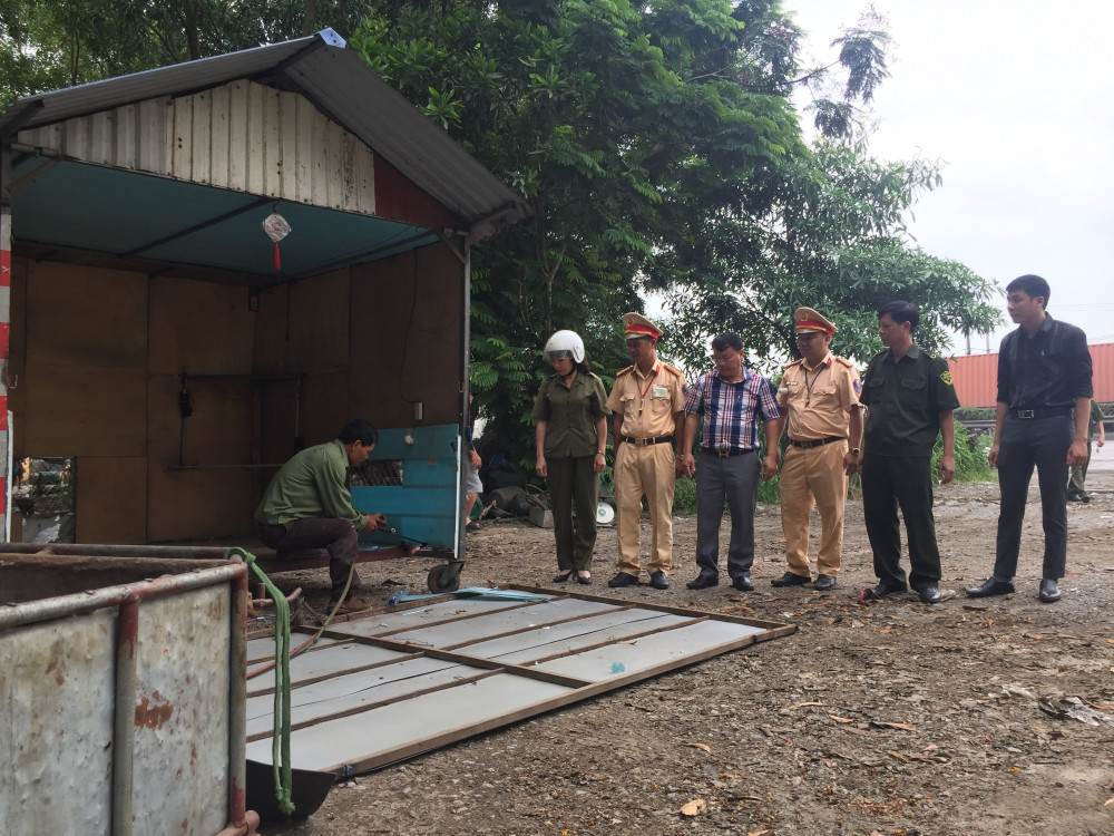 CAX Nam Sơn phối hợp cùng cơ quan chức năng huyện An Dương giải tỏa hành lang tại QL5 CAX Nam Sơn phối hợp cùng cơ quan chức năng huyện An Dương giải tỏa hành lang tại QL5