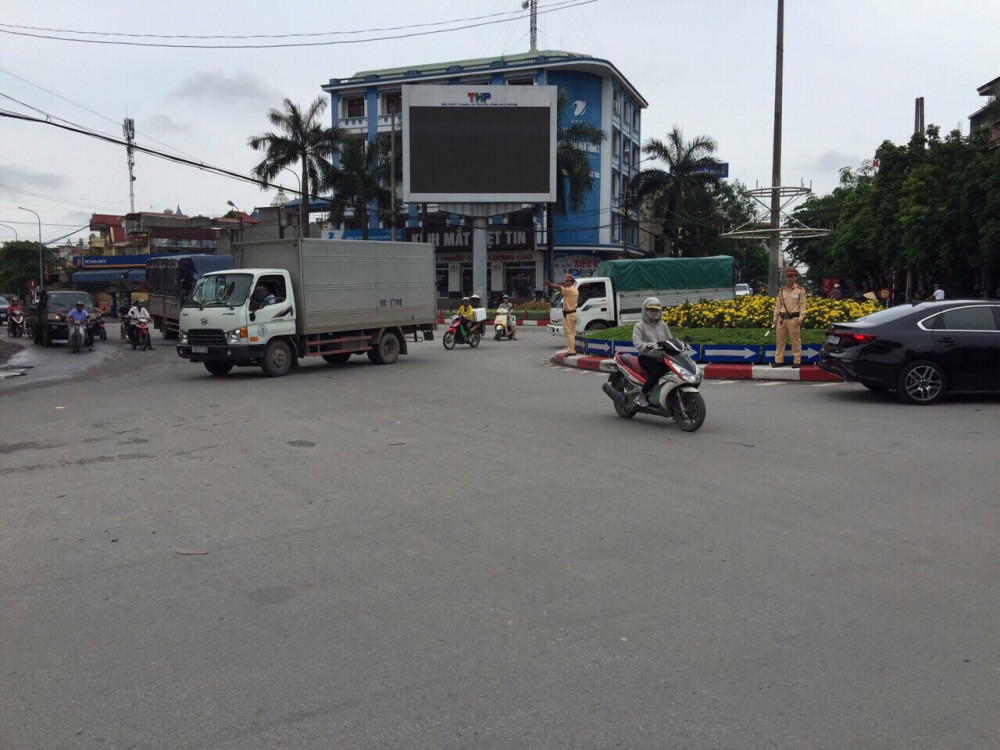 CSGT quận Kiến An điều tiết giao thông tại ngã Năm