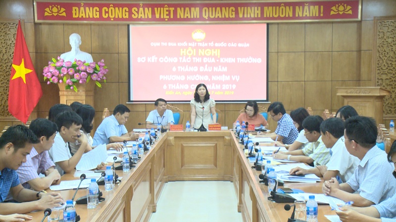 Đồng chí Nguyễn Thị Minh phương – Phó Chủ tịch UBMTTQ Việt Nam thành phố phát biểu tại Hội nghị