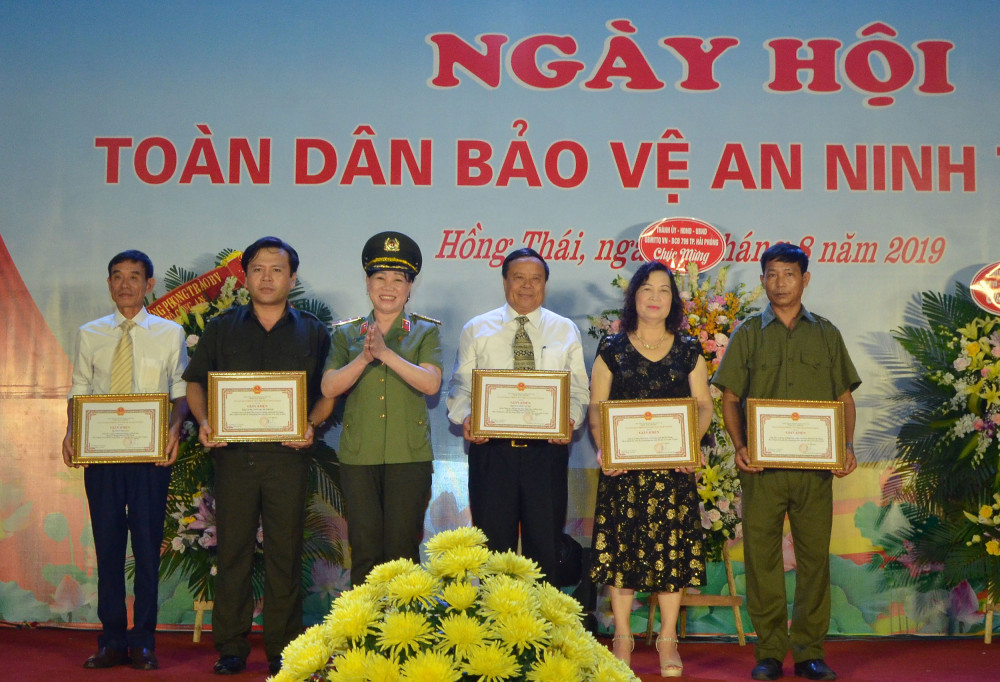Đại diện lãnh đạo Bộ Công an trao bằng khen tặng các tập thể và cá nhân có thành tích xuất sắc trong phong trào bảo vệ ANTQ Đại diện lãnh đạo Bộ Công an trao bằng khen tặng các tập thể và cá nhân có thành tích xuất sắc trong phong trào bảo vệ ANTQ
