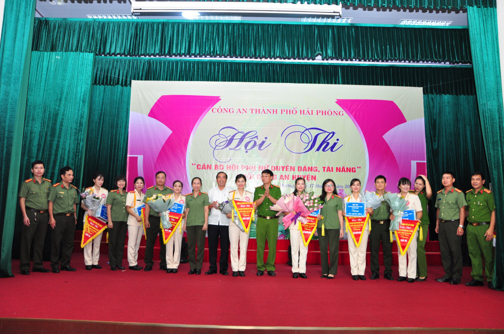 Ban tổ chức trao giải tặng các thí sinh tham dự hội thi Ban tổ chức trao giải tặng các thí sinh tham dự hội thi