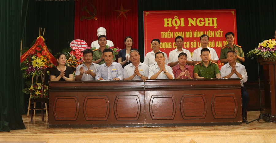 Các đơn vị tham gia ký kết giao ước thi đua thực hiện mô hình Các đơn vị tham gia ký kết giao ước thi đua thực hiện mô hình