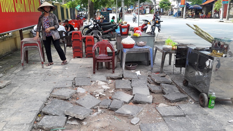 Vỉa hè thị trấn An Dương nhếch nhác do không được đầu tư nâng cấp Vỉa hè thị trấn An Dương nhếch nhác do không được đầu tư nâng cấp