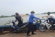 Clip: Nhân viên phà Quang Thanh thu tiền không xé vé