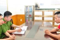 4 người đàn ông lái ô tô khắp phố Thủ đô rồi làm chuyện mờ ám