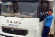 Thanh tra giao thông đánh đu trên xe tải vượt trạm cân gần 3km