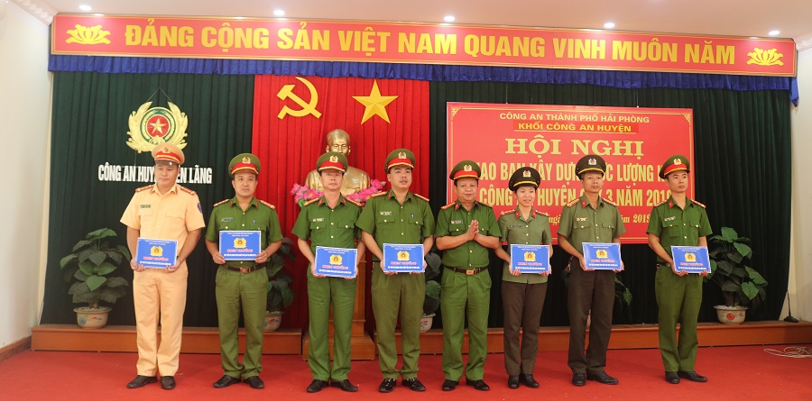 Nhiều tập thể trong khối được khen thưởng biểu dương trong giao ban quý 3 
