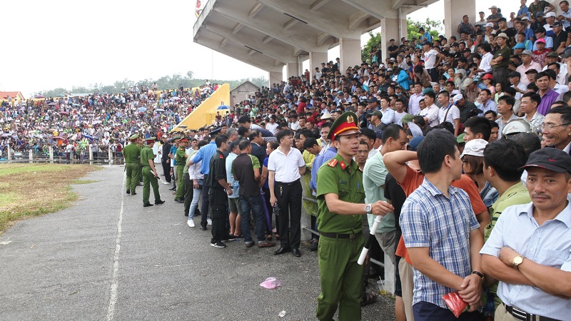 CAQ Đồ Sơn nhắc nhở du khách di chuyển vào trong khán đài đảm bảo an toàn tại lễ hội chọi trâu truyền thống Đồ Sơn năm 2018