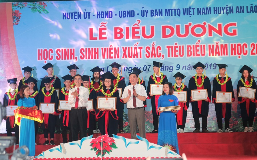 Lãnh đạo huyện An Lão và Thành đoàn Hải Phòng trao tặng giấy khen biểu dương các học sinh xuất sắc trong năm học 2018- 2019 Lãnh đạo huyện An Lão và Thành đoàn Hải Phòng trao tặng giấy khen biểu dương các học sinh xuất sắc trong năm học 2018- 2019