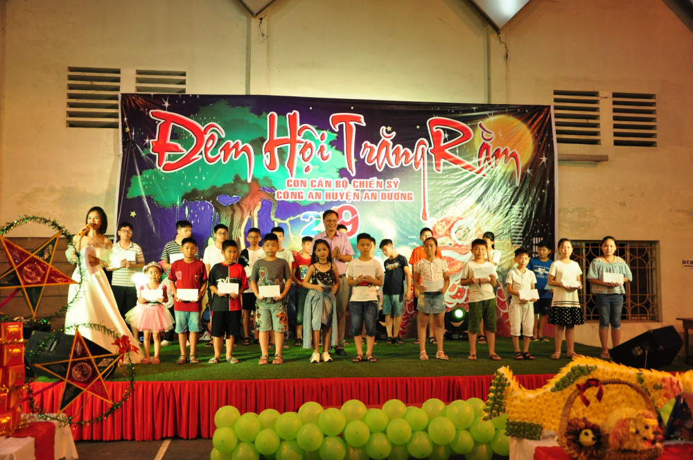 Đại tá Đỗ Quang Trung- Trưởng CAH An Dương trao quà biểu dương các cháu đạt thành tích trong năm học 
