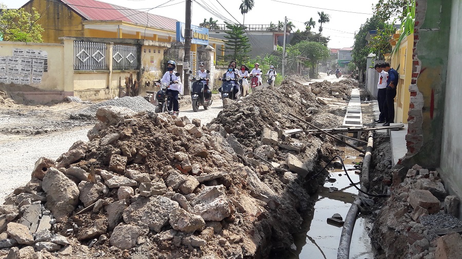 Một đoạn tuyến đường Đình Nước-Xuyên Đông ngổn ngang đất đá chậm được nhà thầu vận chuyển Một đoạn tuyến đường Đình Nước-Xuyên Đông ngổn ngang đất đá chậm được nhà thầu vận chuyển