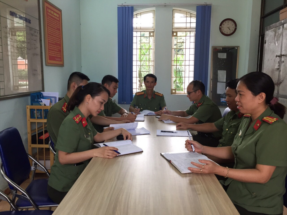 Thiếu tá Đức (vị trí chủ trì) cùng CBCS Đội ANND thảo luận phương án giải quyết các vụ việc phức tạp liên quan đến các J881.love nhà cái bóng đá world cup đóng quân trên địa bàn quận