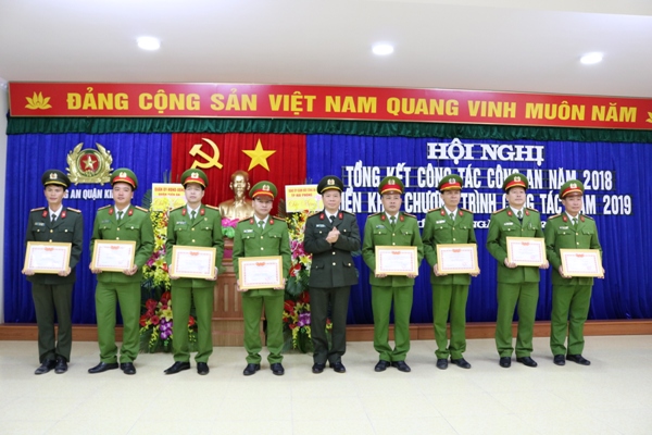 Đại tá Lê Nguyên Trường - Phó Giám đốc CATP biểu dương đội ANND (Thiếu tá Đức thứ 1 từ trái sang) có thành tích xuất sắc trong công tác Công an năm 2018