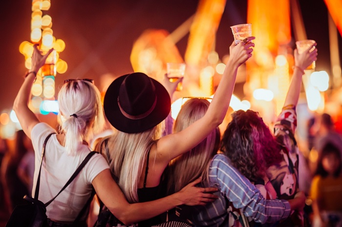 Những tín đồ du lịch đổ xô đến Berlin để tiệc tùng thâu đêm suốt sáng (Ảnh: Shutterstock)