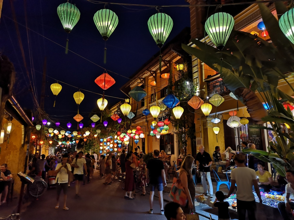 Du khách đến Đà Nẵng chơi ngày, nhưng chơi đêm ở Hội An (Ảnh: Shutterstock)