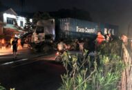 Hải Phòng: Tông dải phân cách, tài xế container mắc kẹt trong cabin