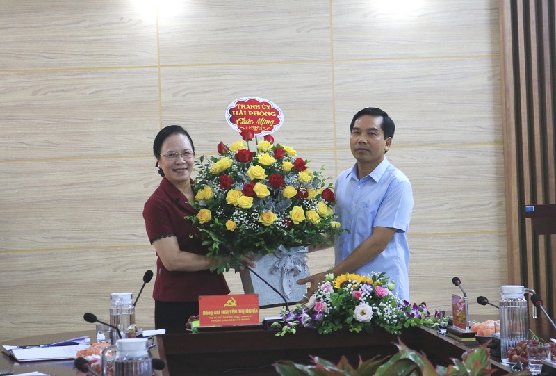 Đồng chí Nguyễn Thị Nghĩa – Phó Bí thư Thường trực Thành ủy, Trưởng Đoàn đại biểu Quốc hội Hải Phòng trao hoa chúc Đoàn đại biểu thành phố dự Đại hội đại biểu toàn quốc MTTQ Việt Nam lần thứ IX, nhiệm kỳ 2019-2024