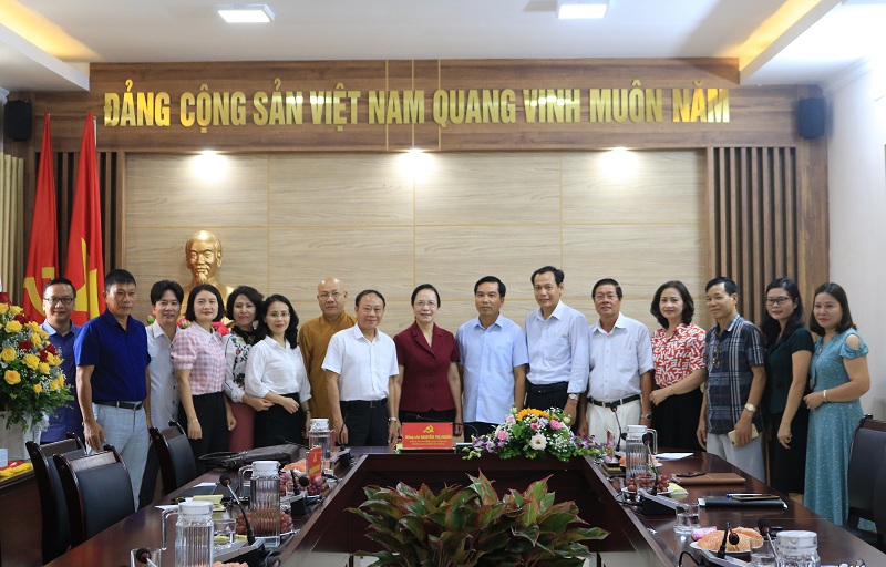Đồng chí Nguyễn Thị Nghĩa – Phó Bí thư Thường trực Thành ủy, Trưởng Đoàn đại biểu Quốc hội Hải Phòng chụp ảnh lưu niệm cùng Đoàn đại biểu thành phố dự Đại hội đại biểu toàn quốc MTTQ Việt Nam lần thứ IX, nhiệm kỳ 2019-2024