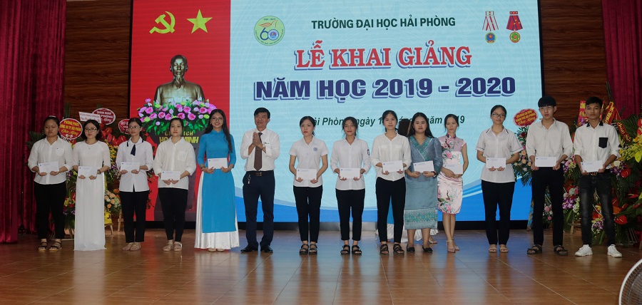 Trường Đại học Hải Phòng trao quà tặng các sinh viên có điểm tuyển sinh cao trong kỳ thi quốc gia vừa qua