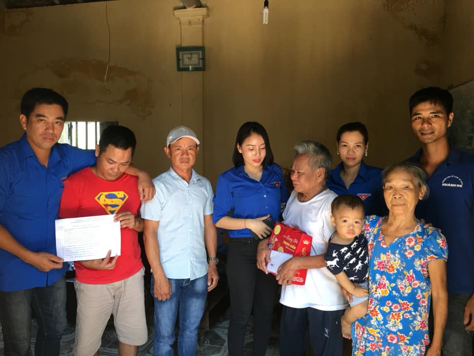 Đoàn thanh niên - CLB thanh niên phát triển kinh tế phường Bàng La cùng các nhà hảo tâm thăm, tặng quà gia đình ông Nguyễn Xuân Thềnh