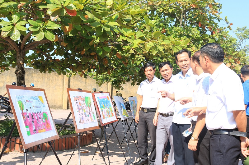 Đồng chí Đỗ Tràng Thành – Phó Chủ tịch Ủy ban MTTQ Việt Nam thành phố cùng các vị đại biểu tham quan khu vực triển lãm tranh do các em học sinh trường THCS xã Quang Trung thực hiện