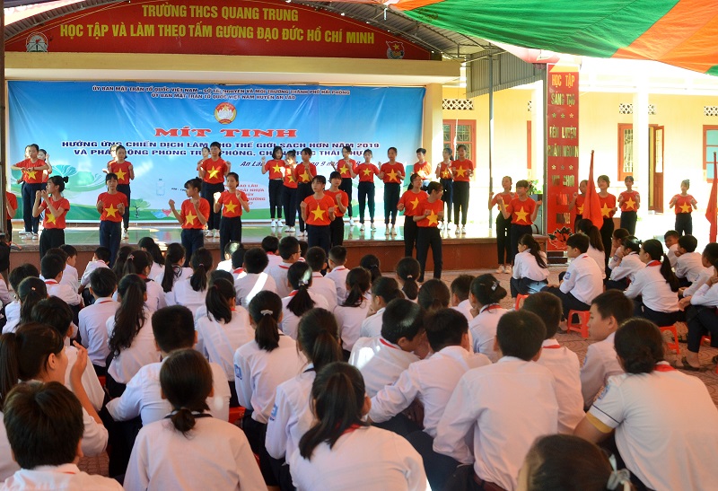Lễ mít tinh thu hút đông đảo các em học sinh tham gia