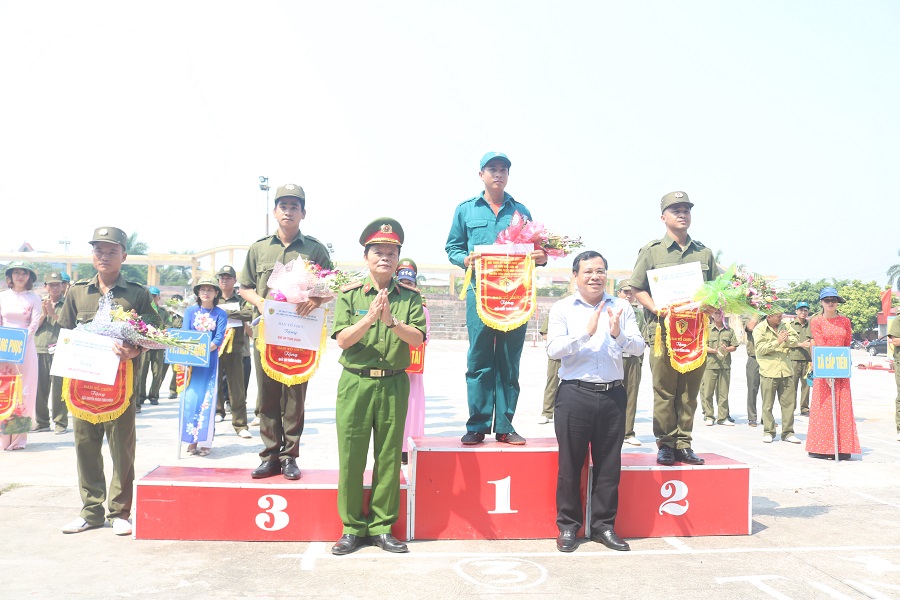 Các đồng chí: Mai Xuân Thắng, Phó Giám đốc CATP; Phạm Hưng Hùng- Phó Bí thư Thường trực huyện ủy Tiên Lãng trao giải các đội tham gia hội thi 